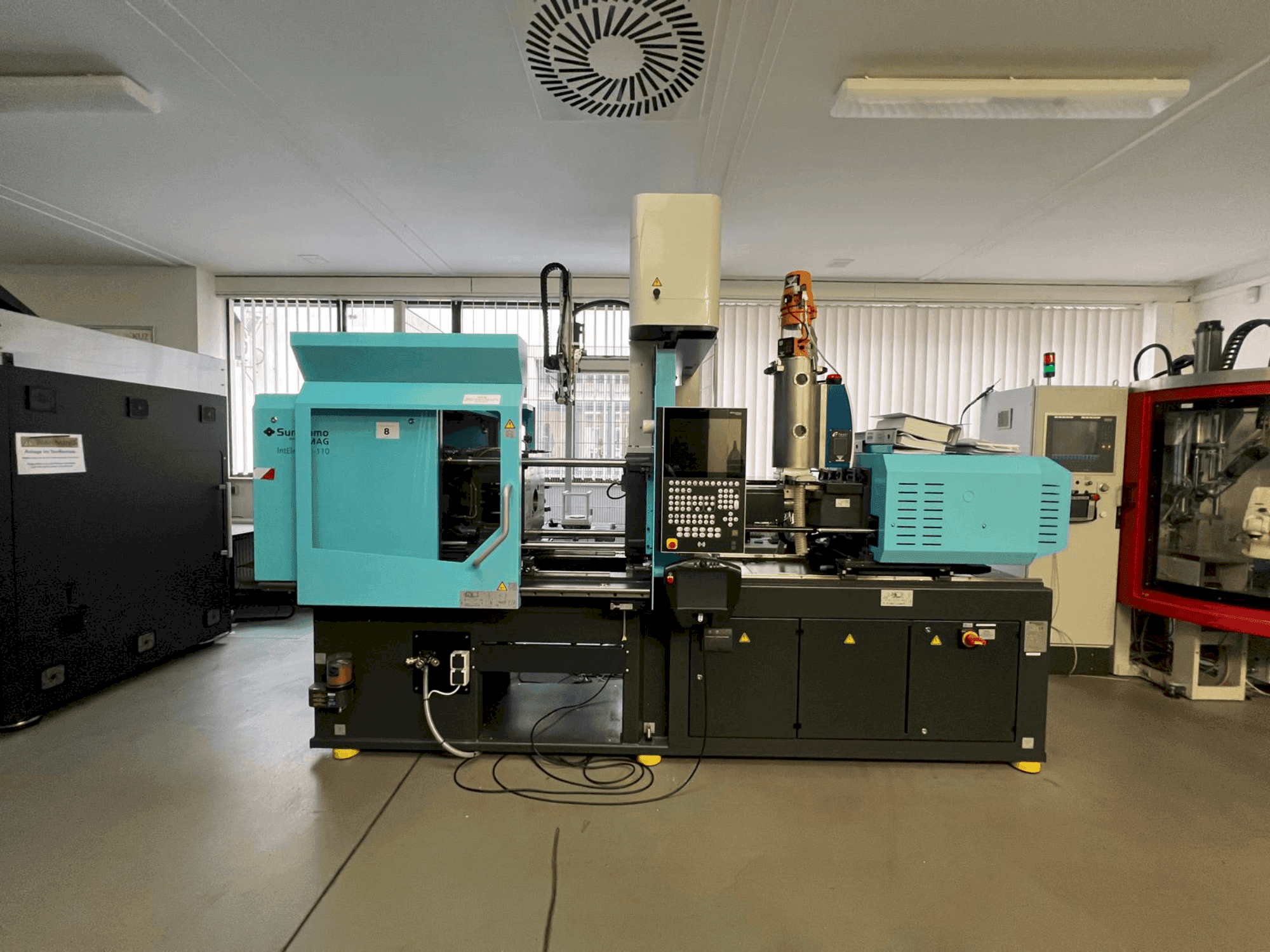 Čelní pohled  na SUMITOMO SHI DEMAG Intelect 2 50/370-110  stroj