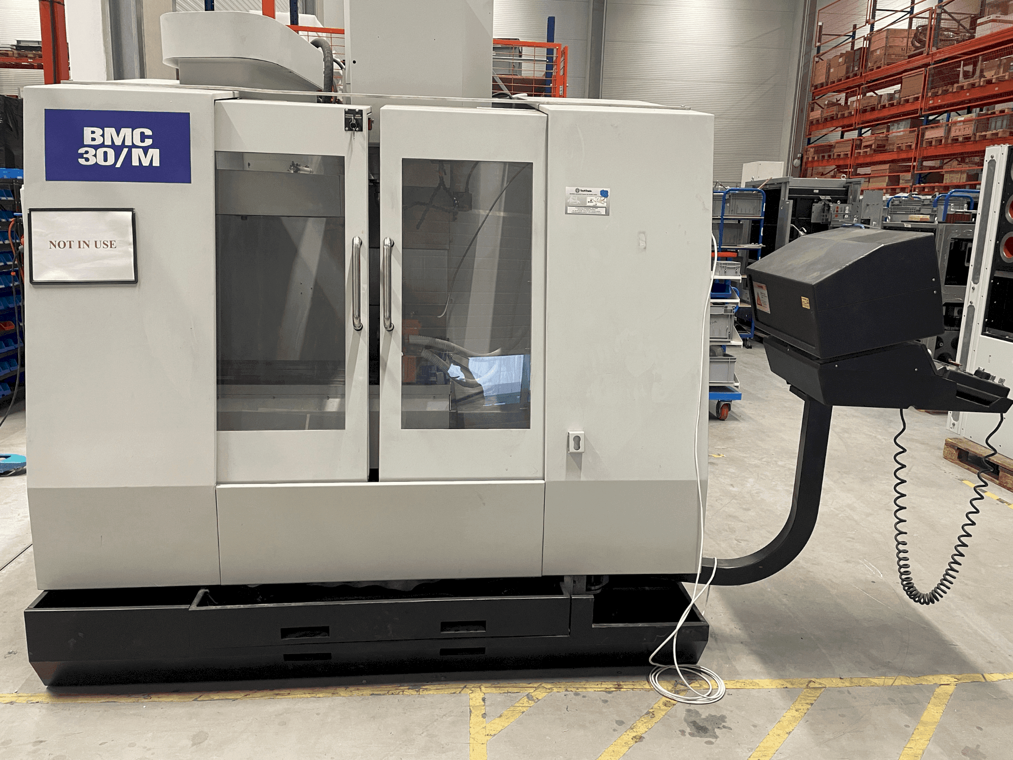 Čelní pohled na Hurco BMC-30M stroj