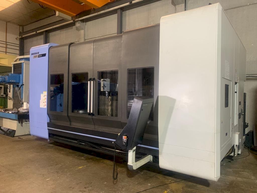 Čelní pohled na Doosan VCF 850 LSR stroj