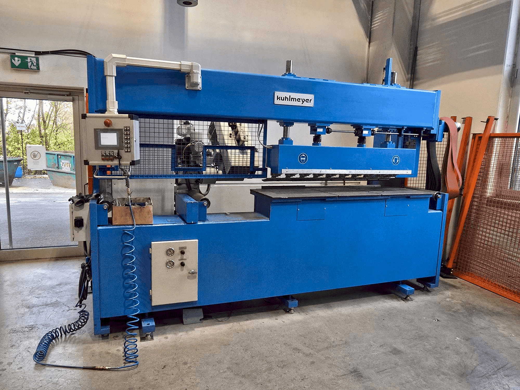 Čelní pohled  na KUHLMEYER Fasen Fix 4.1-1500  stroj