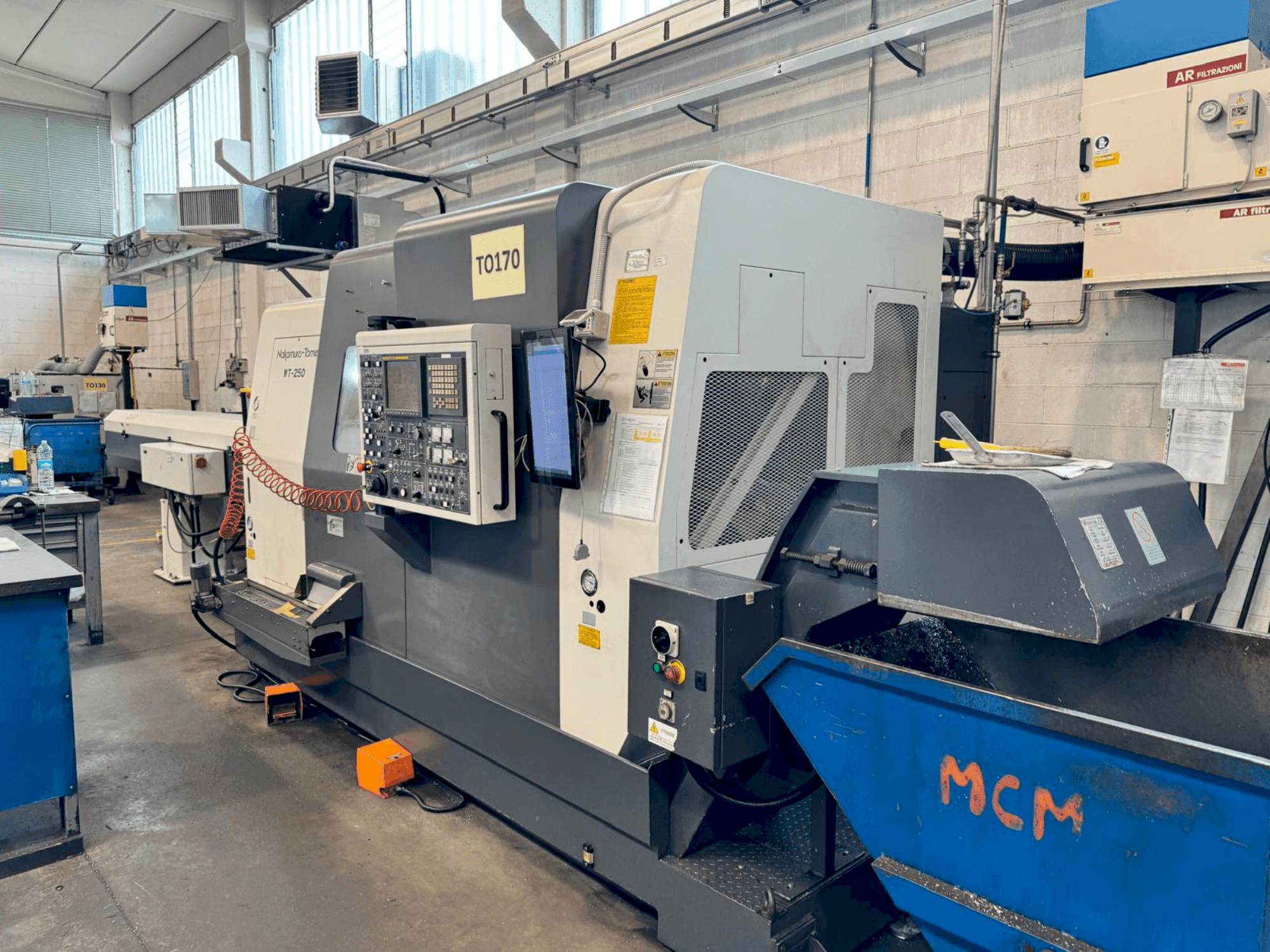 Čelní pohled na NAKAMURA WT 250 stroj