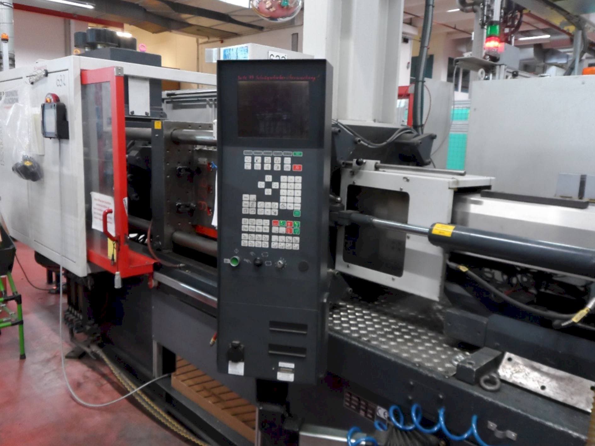 Čelní pohled na FERROMATIK MILACRON K-Tec 160S stroj