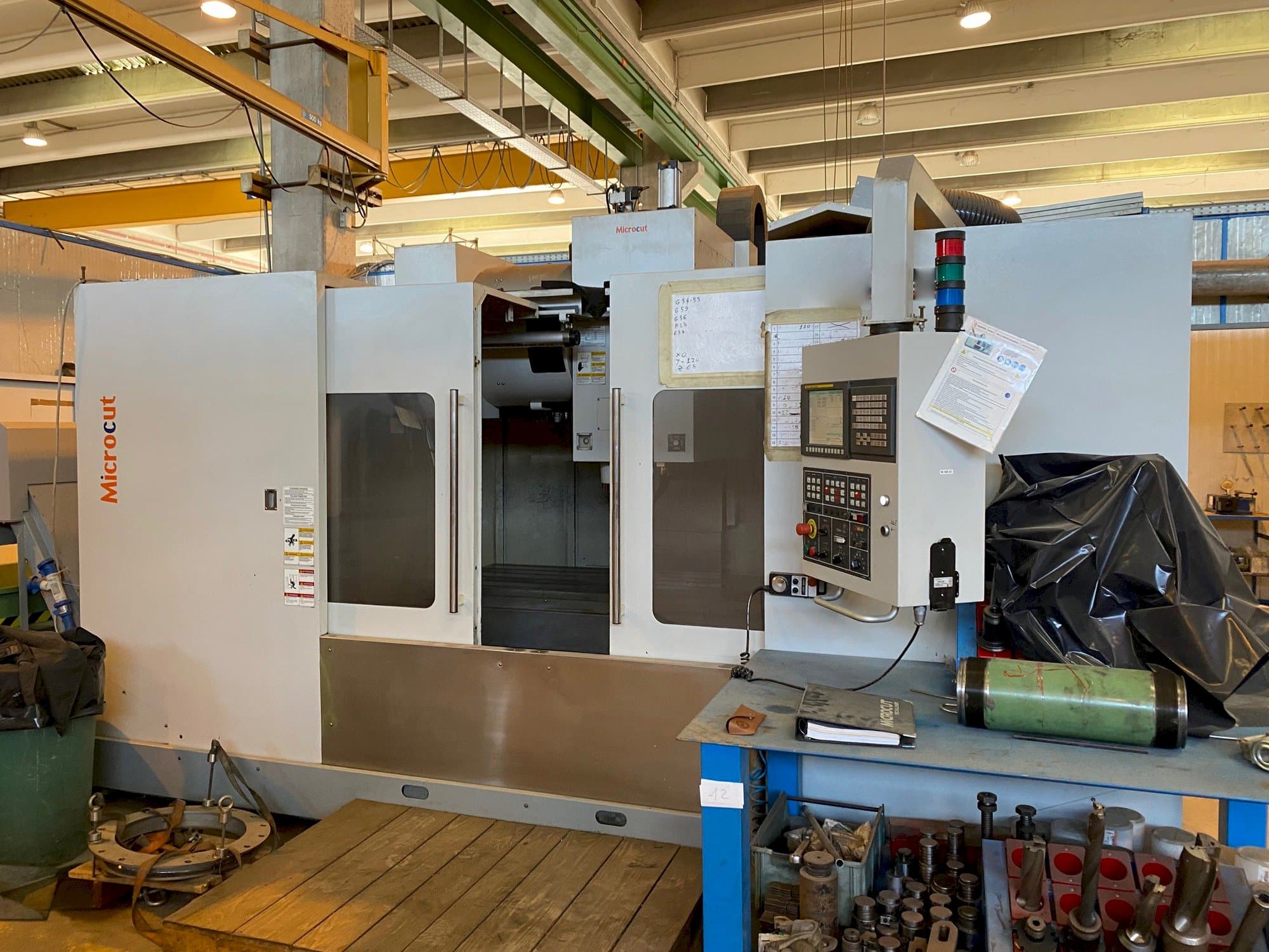 Čelní pohled na MICROCUT VMC-1600F stroj