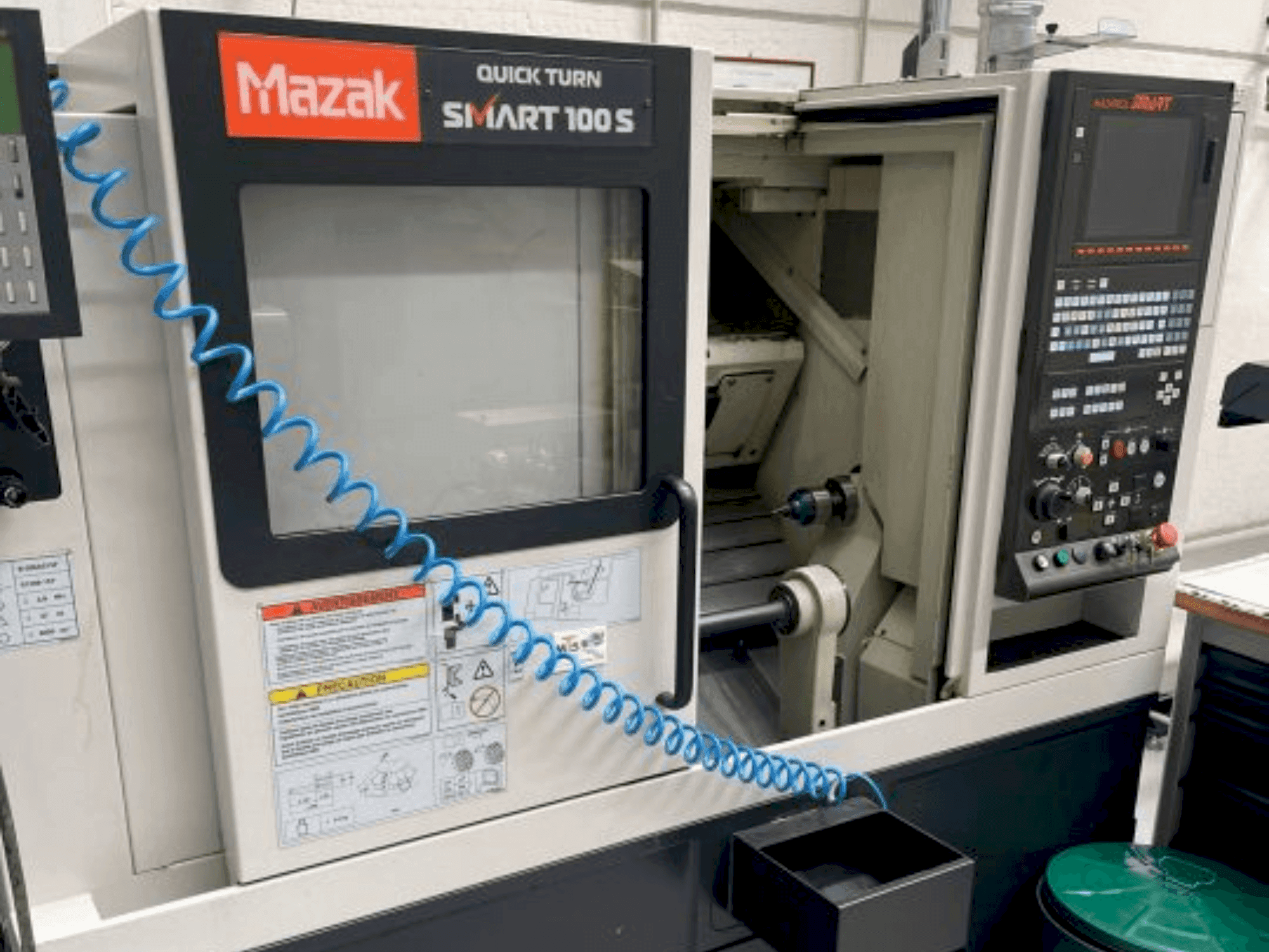 Čelní pohled na Mazak QT SMART-100 stroj