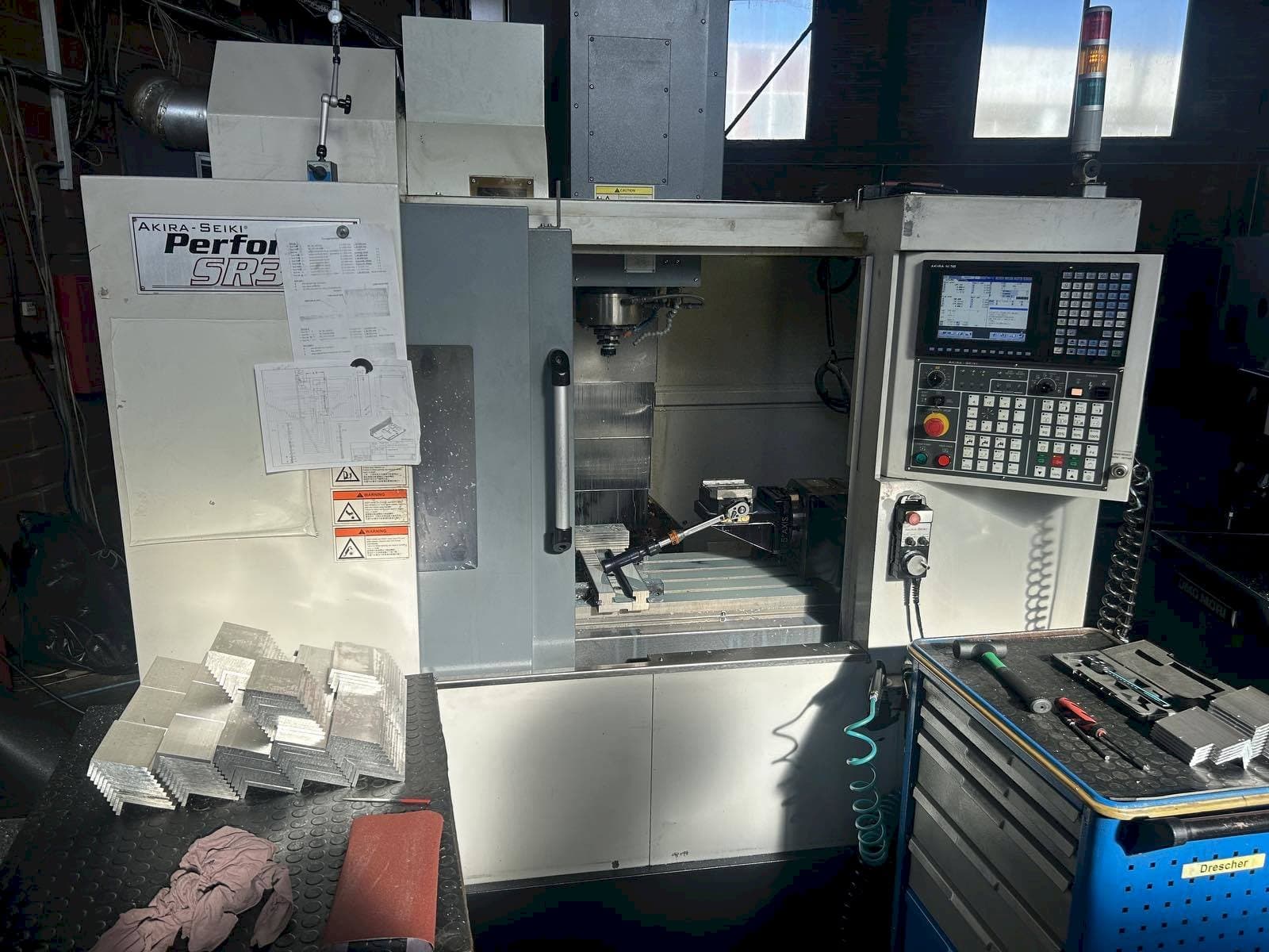 Čelní pohled na Akira Seiki SR3AXP stroj