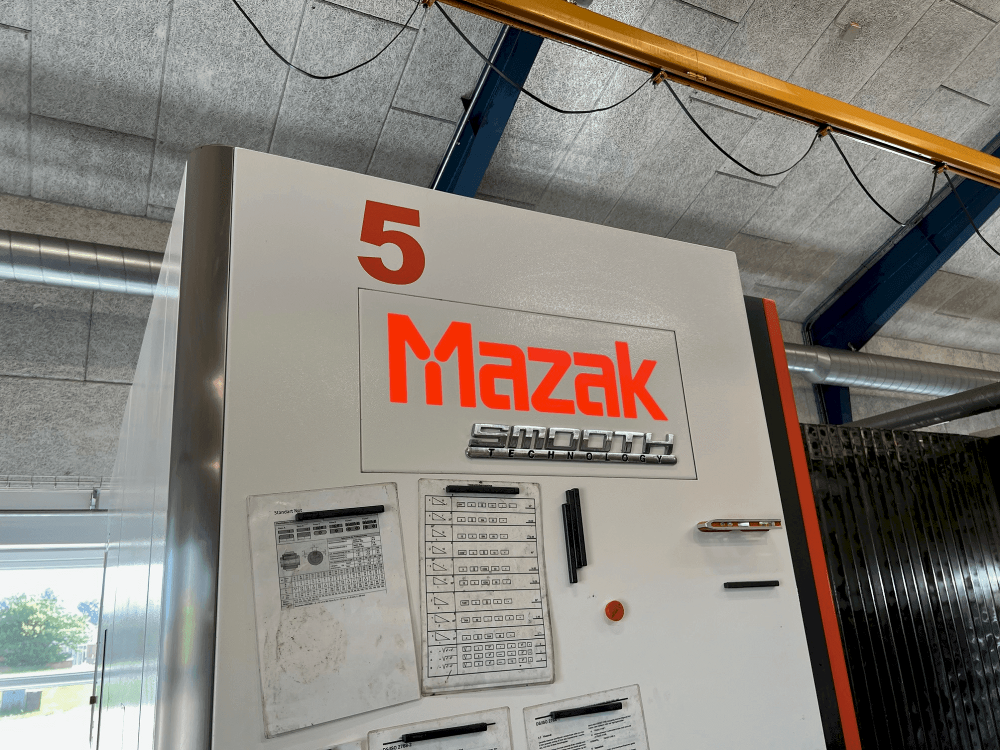 Čelní pohled na Mazak VTC-530C stroj