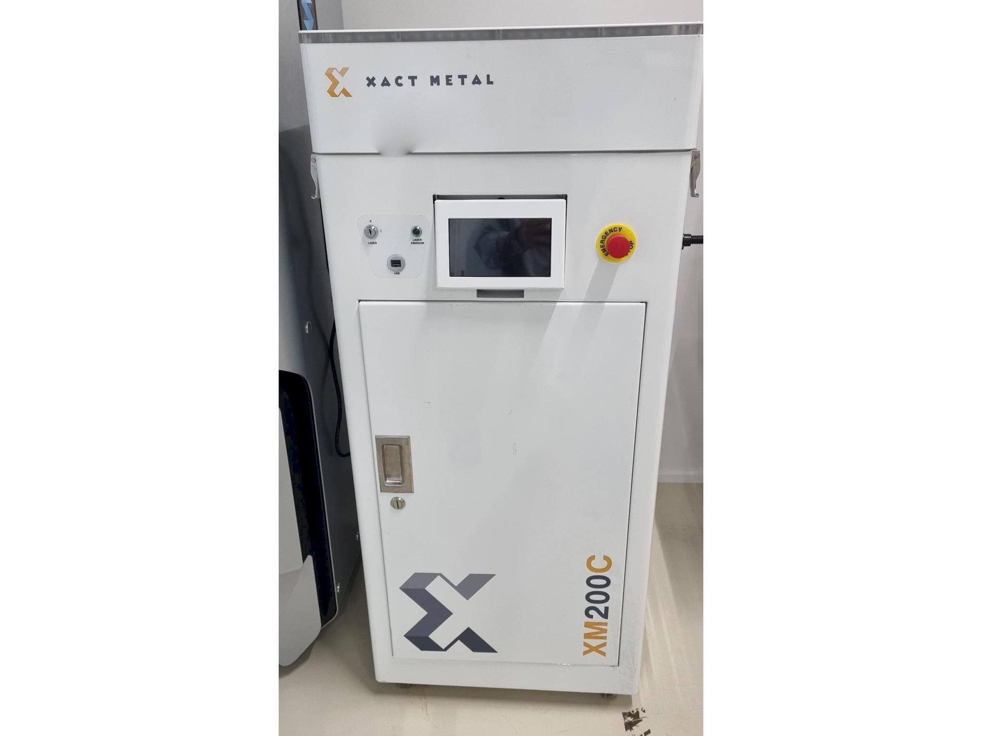 Čelní pohled  na XACT METAL XM200C-E  stroj