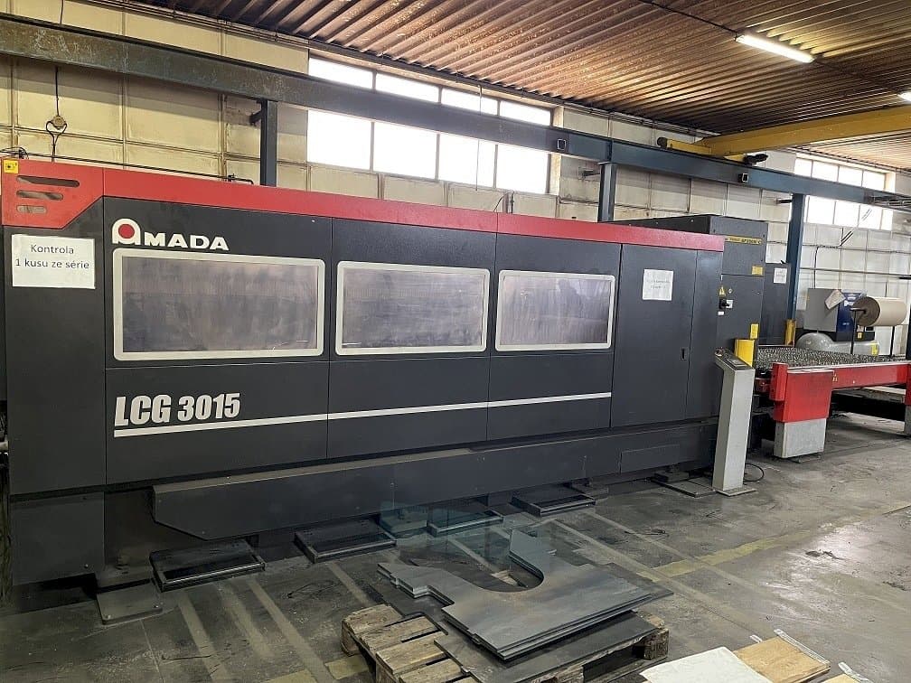 Čelní pohled na AMADA LCG 3015 stroj