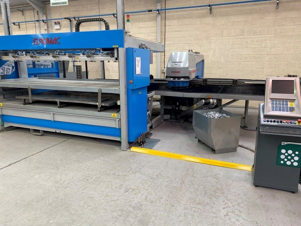 Čelní pohled na Euromac MTX Flex 12 Hybrid stroj