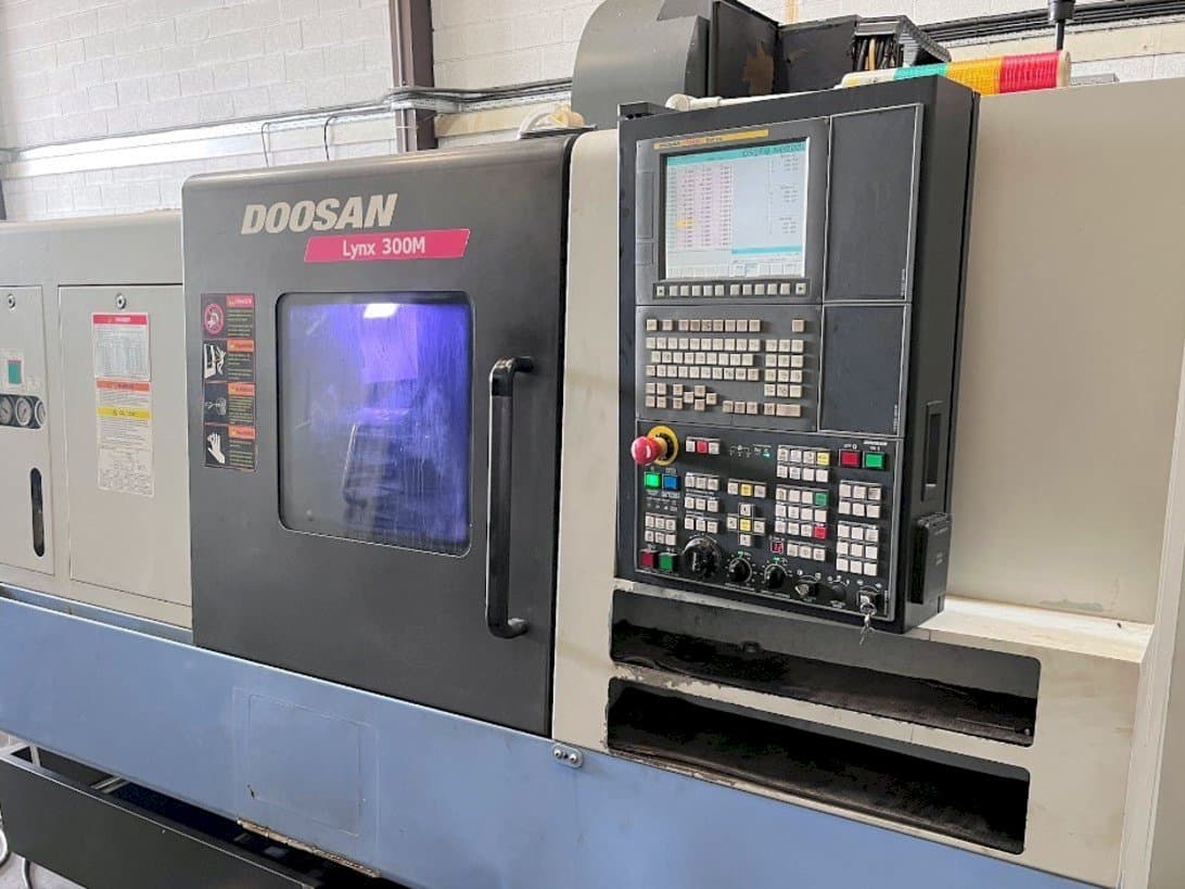 Čelní pohled na Doosan Lynx 300M stroj