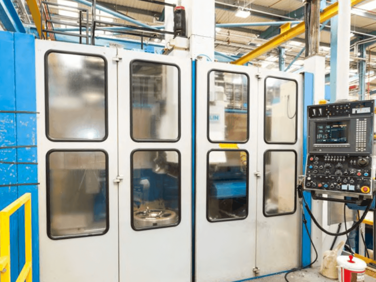 Čelní pohled  na TOS SKIQ 20 CNC  stroj