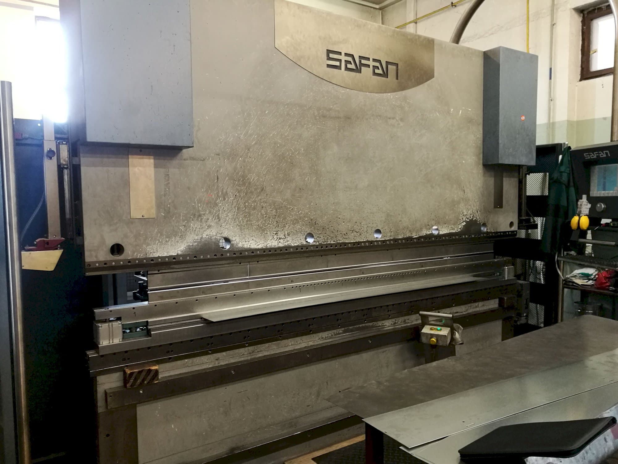Levý pohled na Safan CNCL-K 120-3100 TS1 stroj
