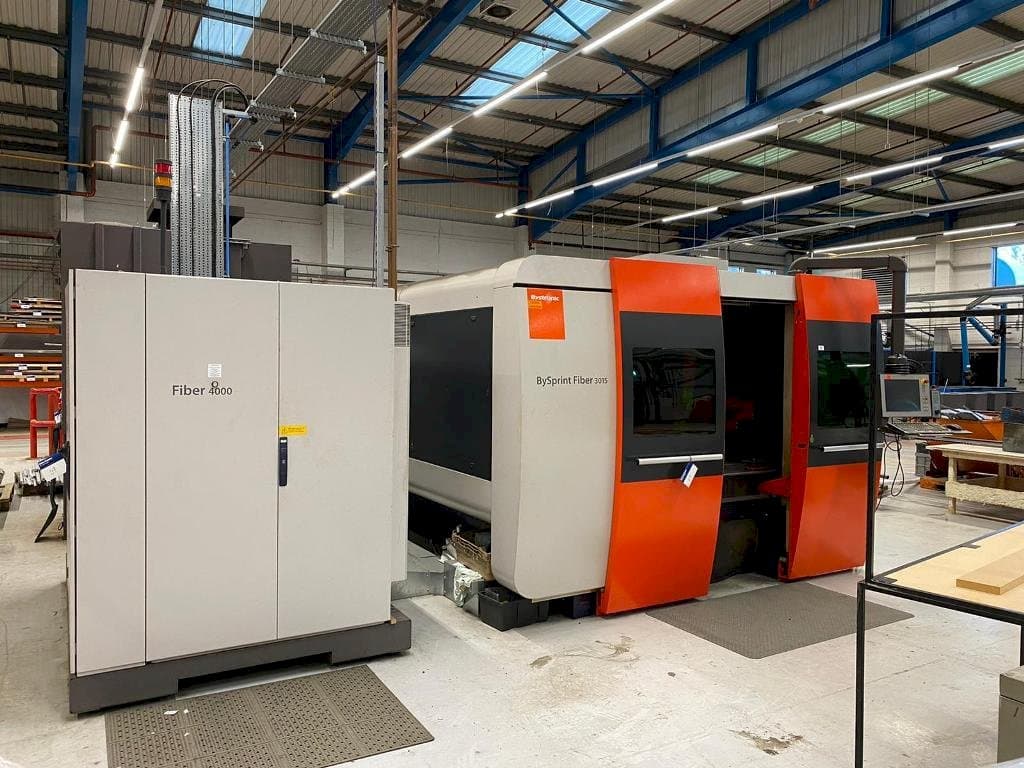 Čelní pohled na Bystronic BySprint Fiber 3015 stroj
