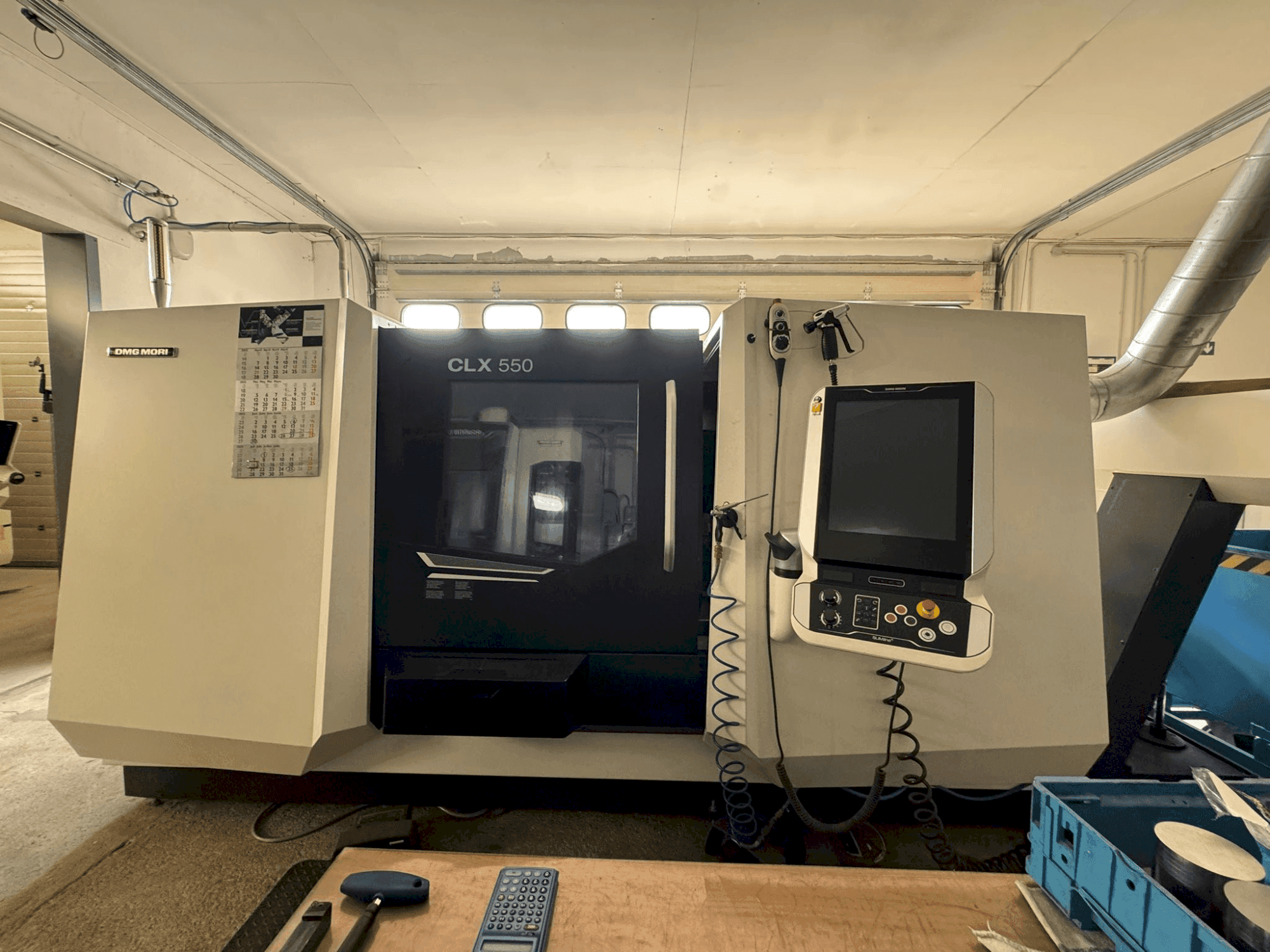 Čelní pohled na DMG MORI CLX 550 V6 stroj