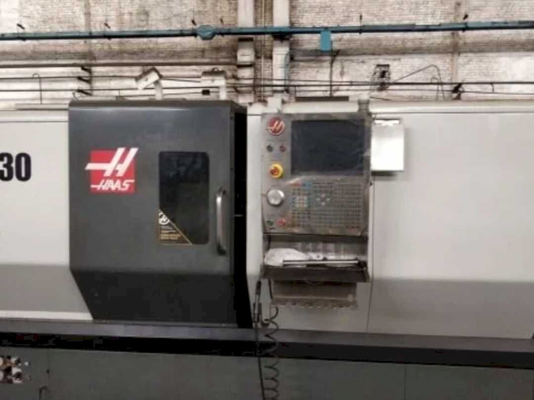 Čelní pohled na HAAS ST-30 stroj