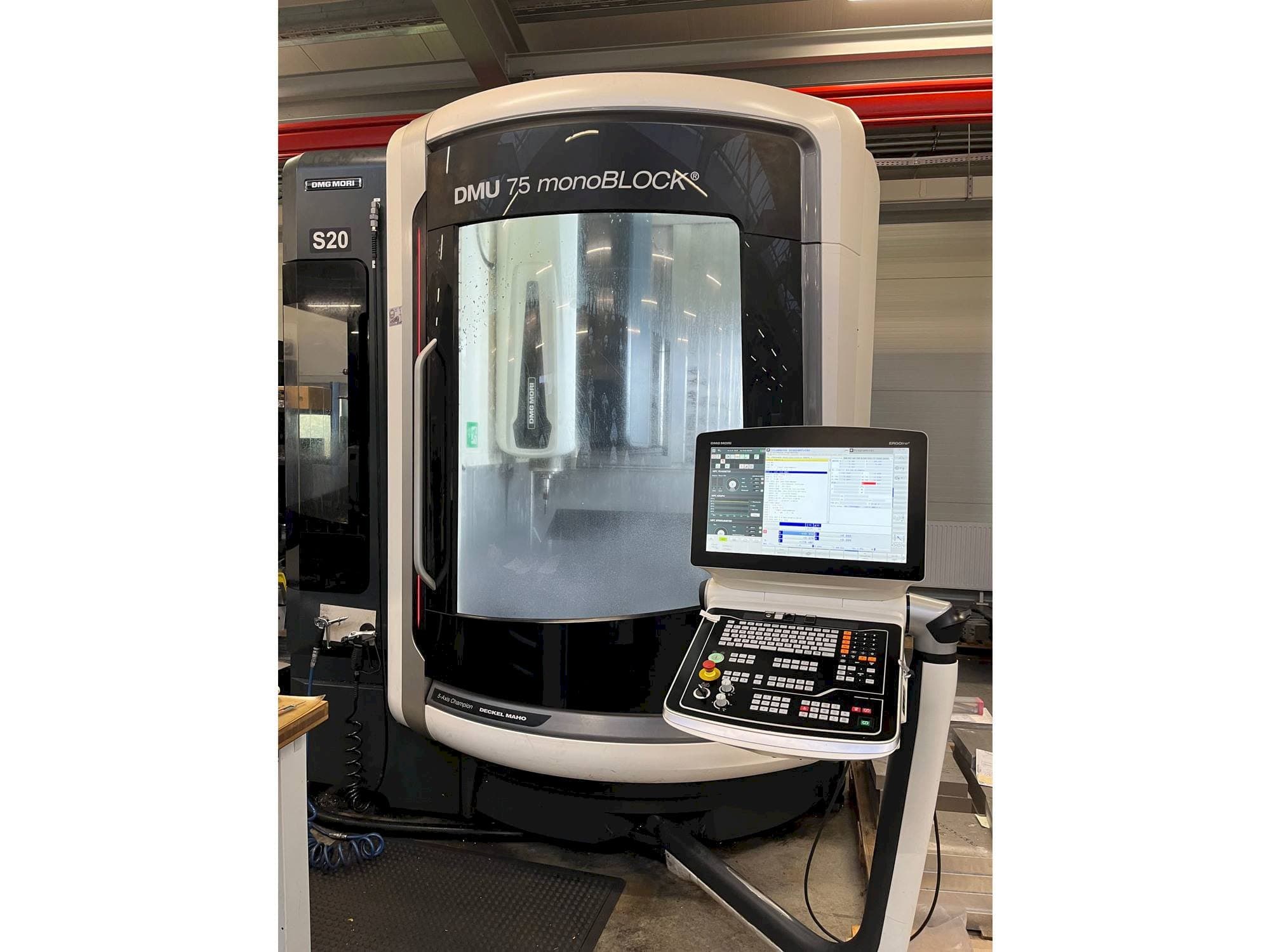 Čelní pohled na DMG MORI DMU 75 monoBLOCK stroj