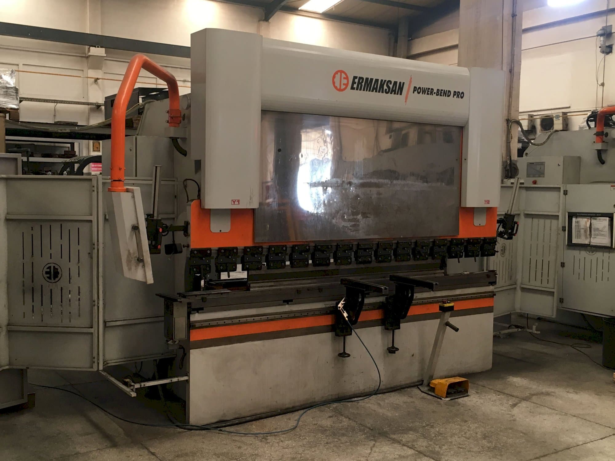 Levý pohled na ERMAKSAN POWER-BEND PRO 3100x135 stroj
