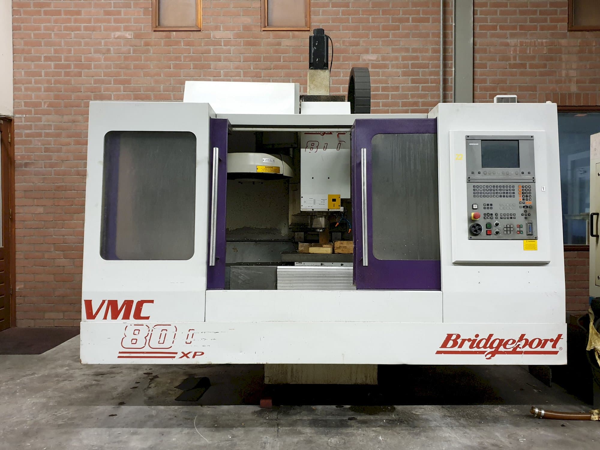 Čelní pohled na Bridgeport VMC 800 22 stroj