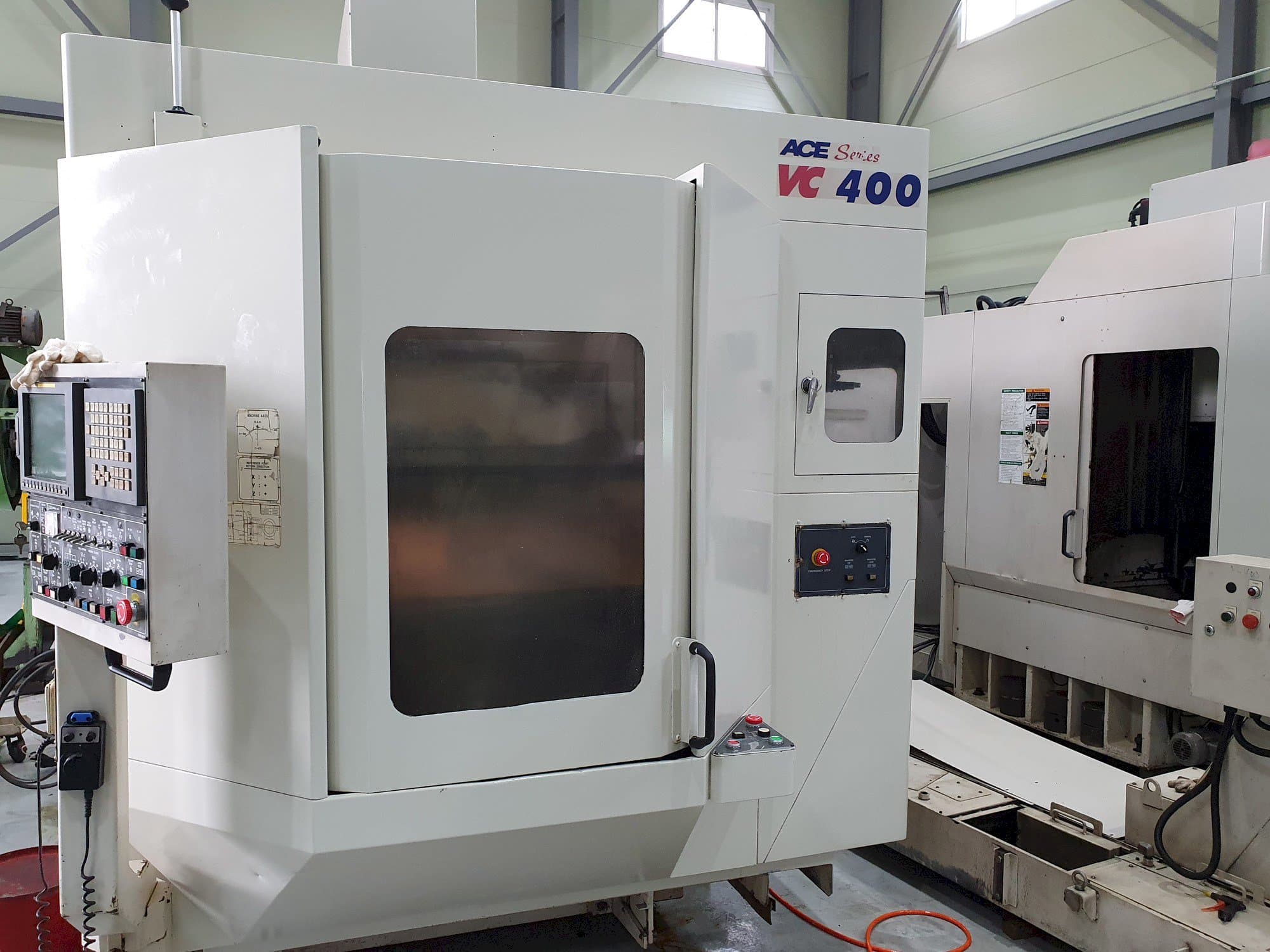 Čelní pohled na DAEWOO Doosan Ace VC400 stroj