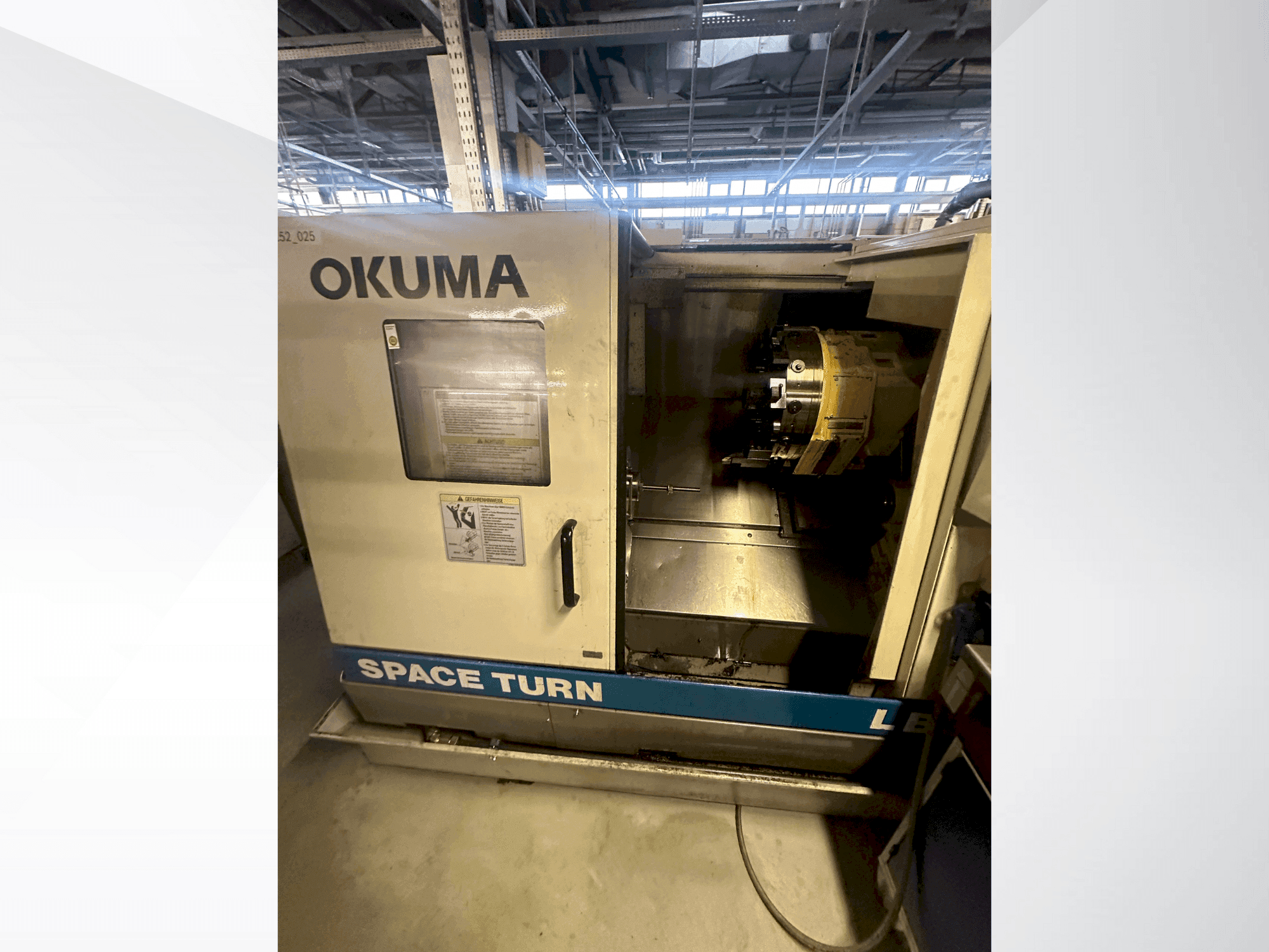 Čelní pohled na Okuma LB 300 stroj