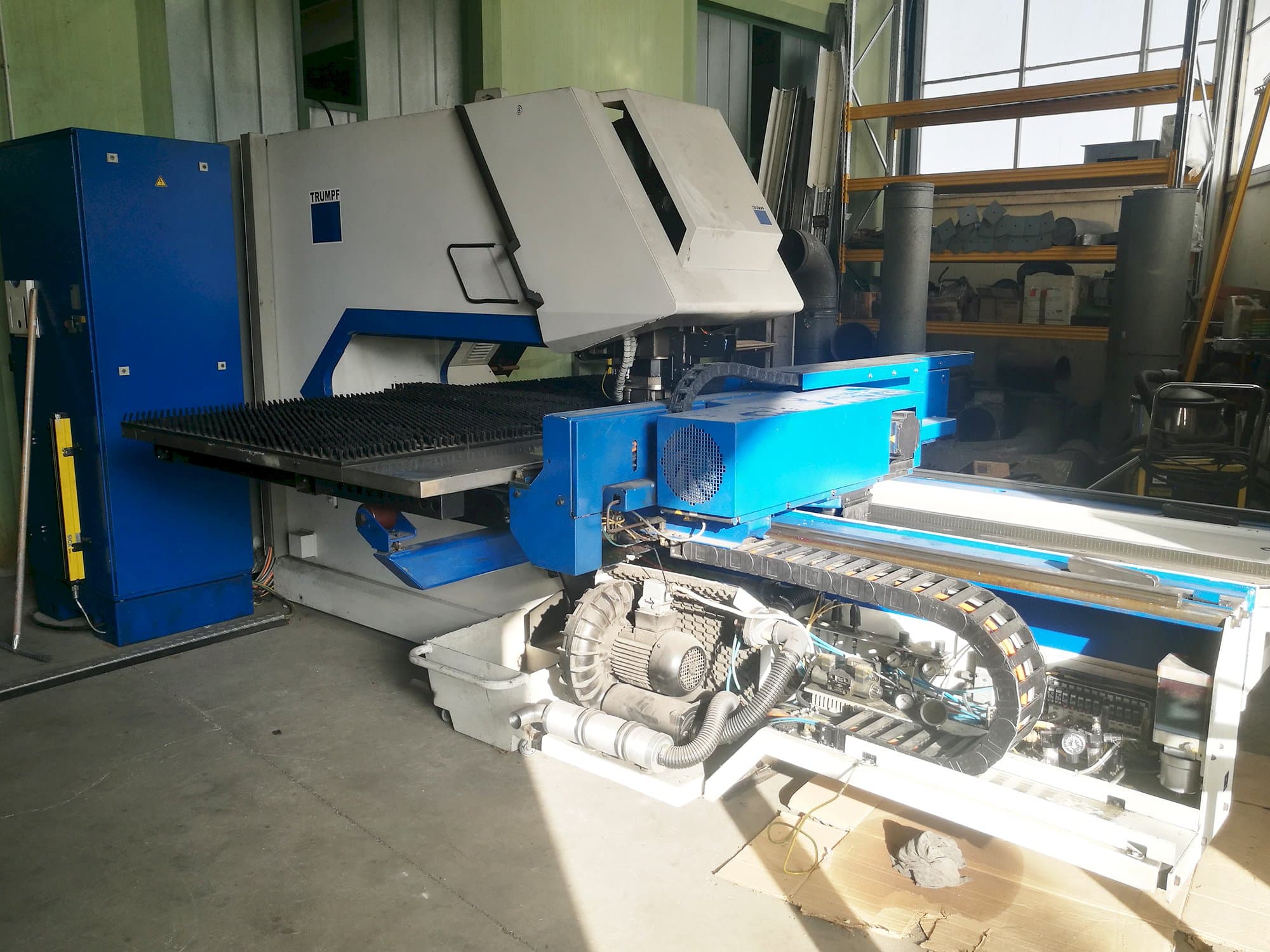 Levý pohled na Trumpf Trumatic 2000R stroj