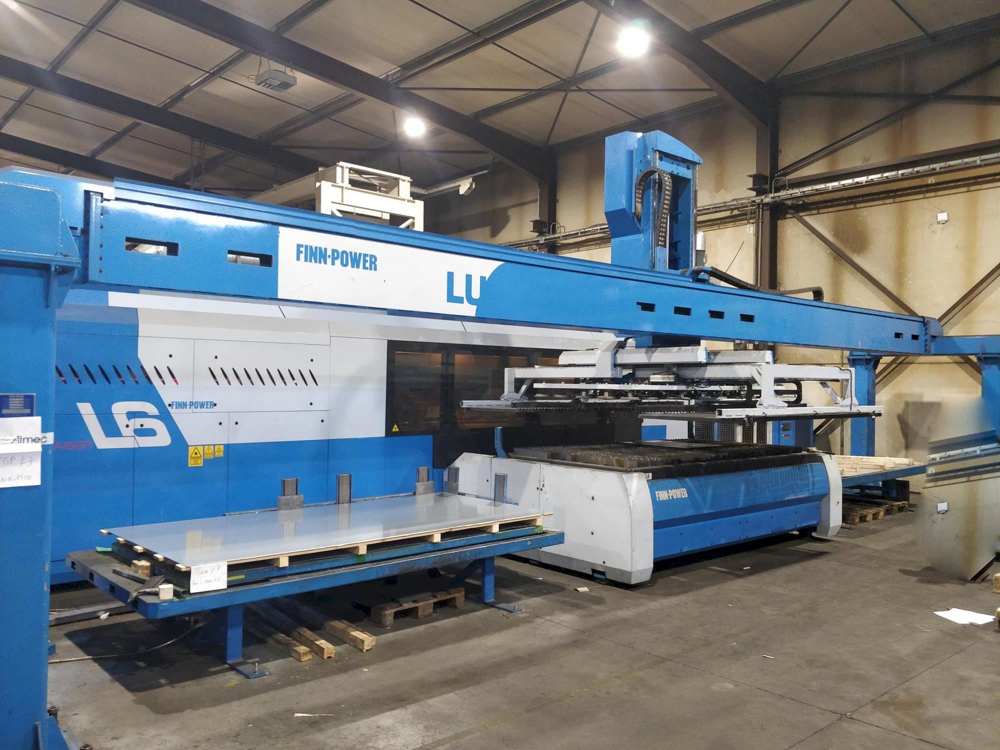 Čelní pohled na Finn-Power L6 stroj