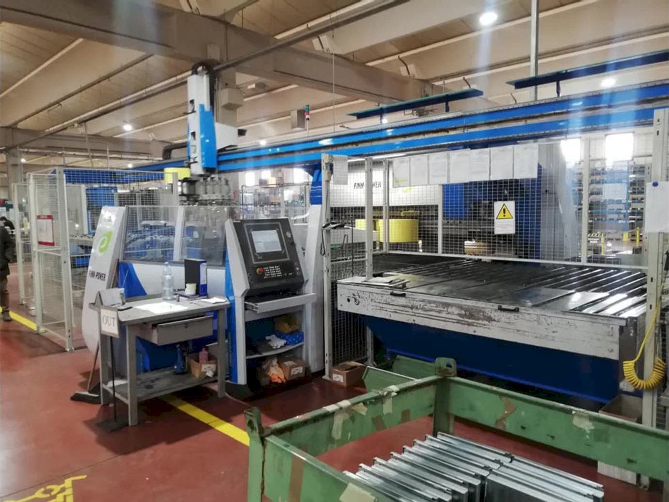 Čelní pohled  na Finn-Power EBE5  stroj