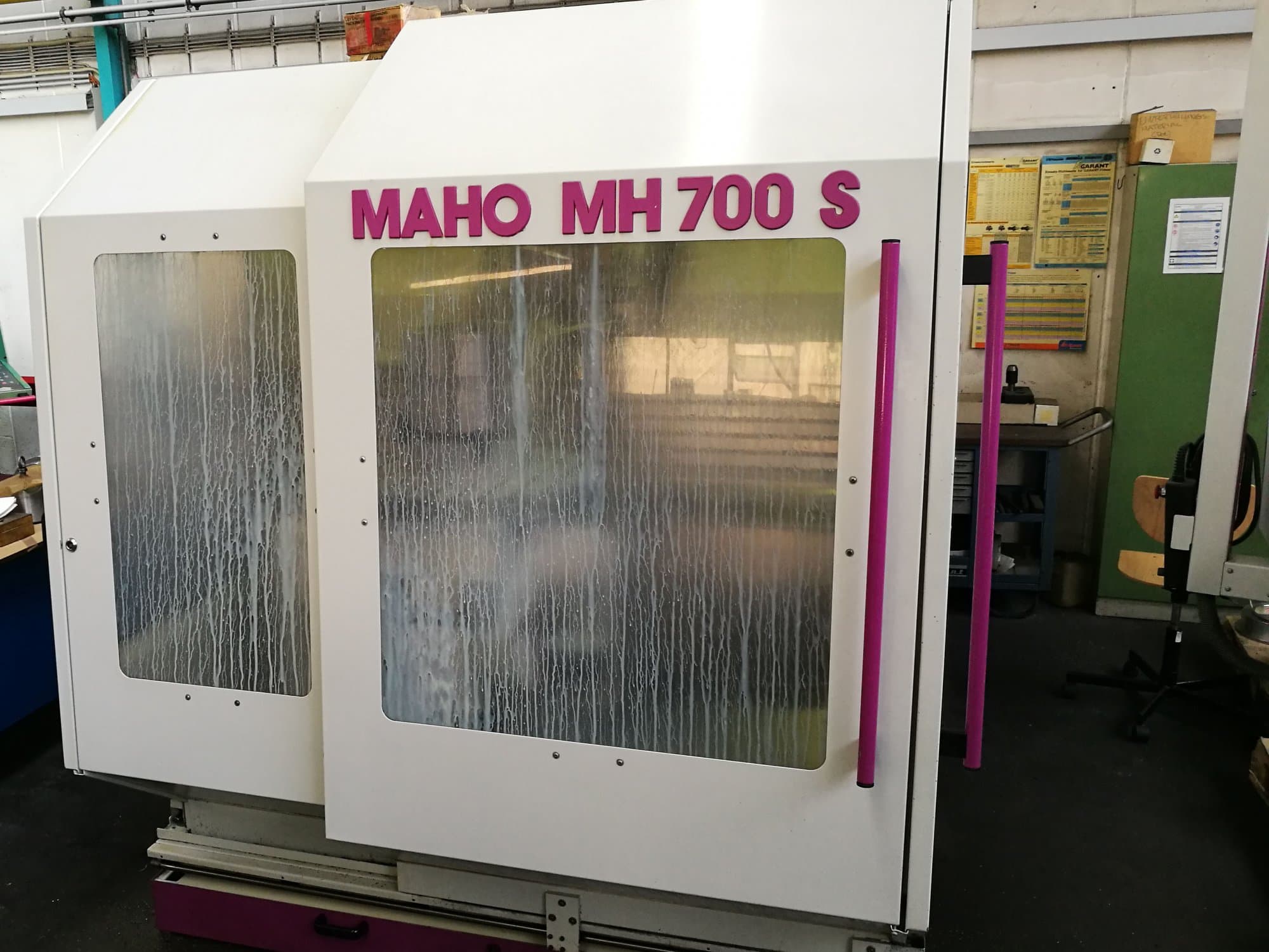 Čelní pohled na Maho MH 700 S stroj