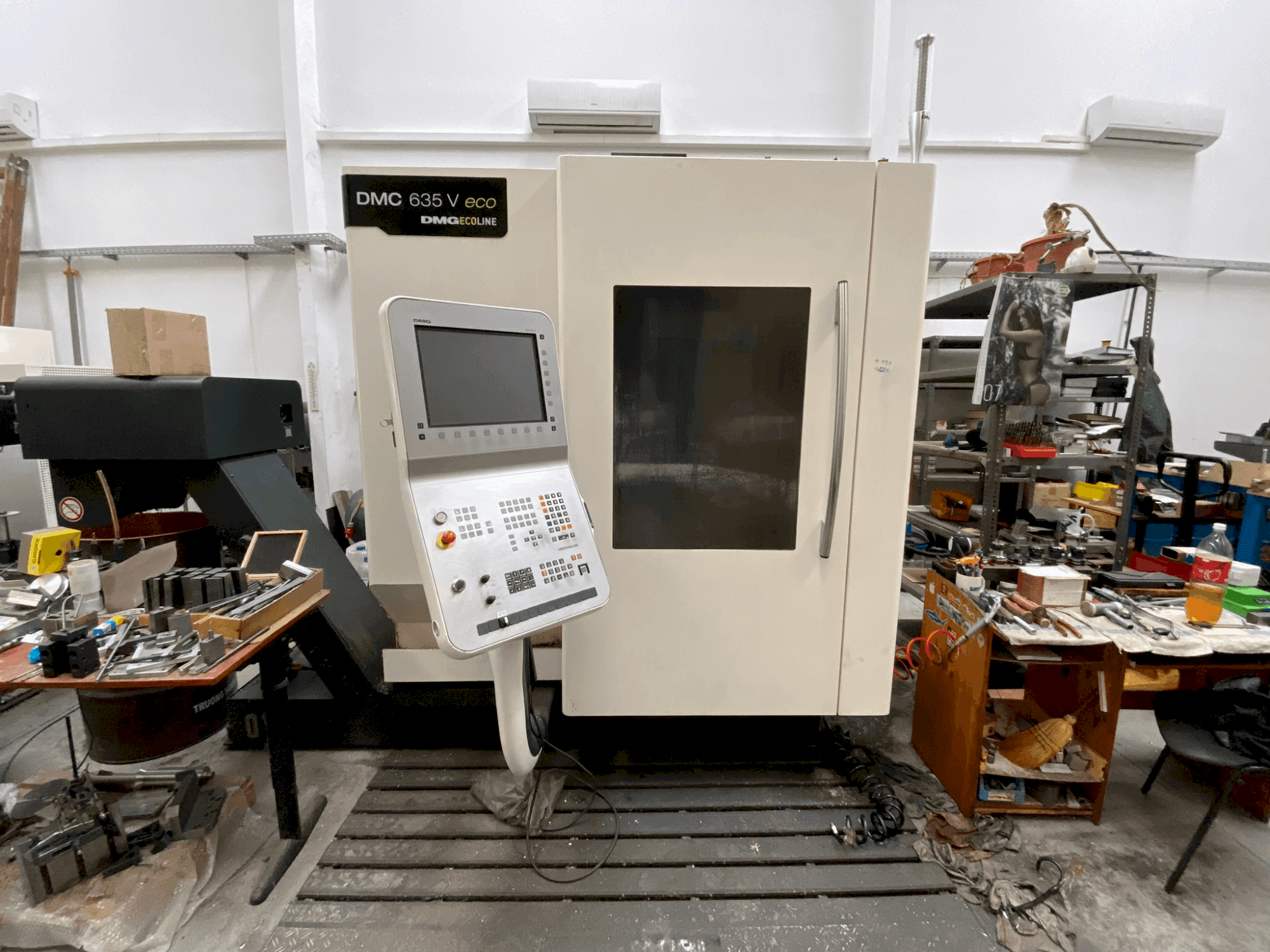 Čelní pohled  na DMG MORI DMC 635 V eco  stroj