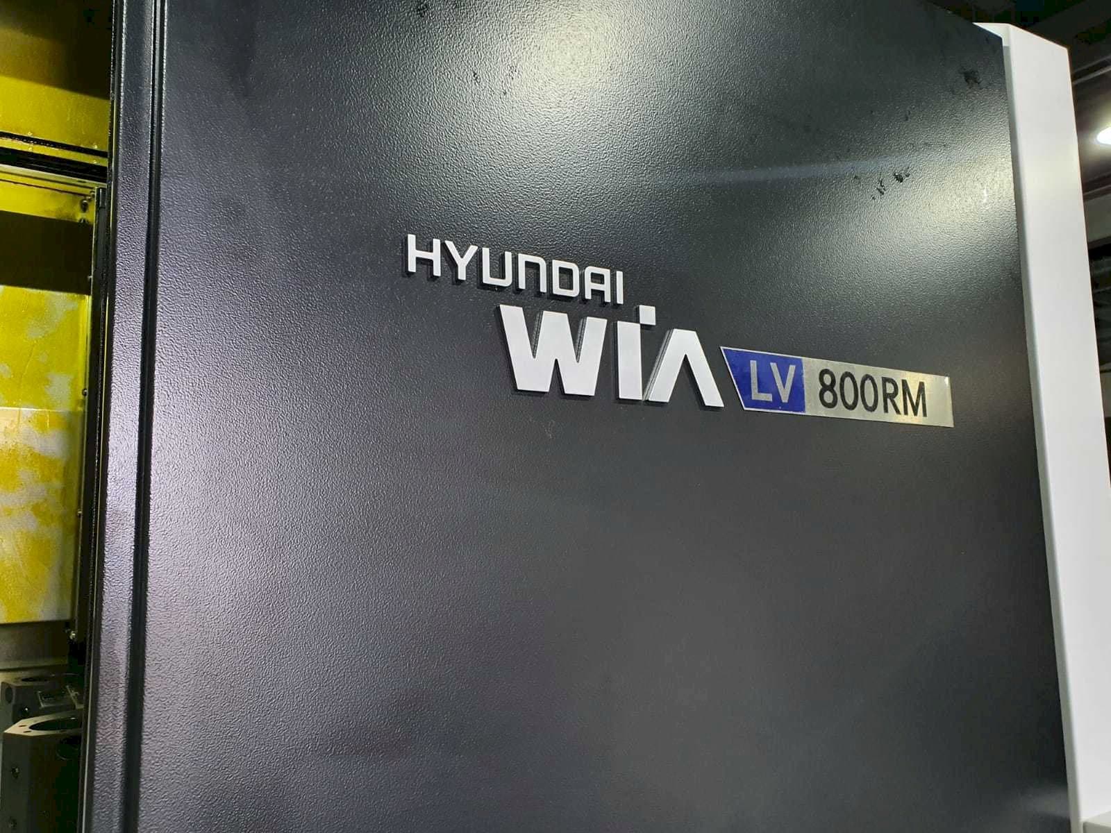 Čelní pohled na Hyundai Wia LV800RM stroj