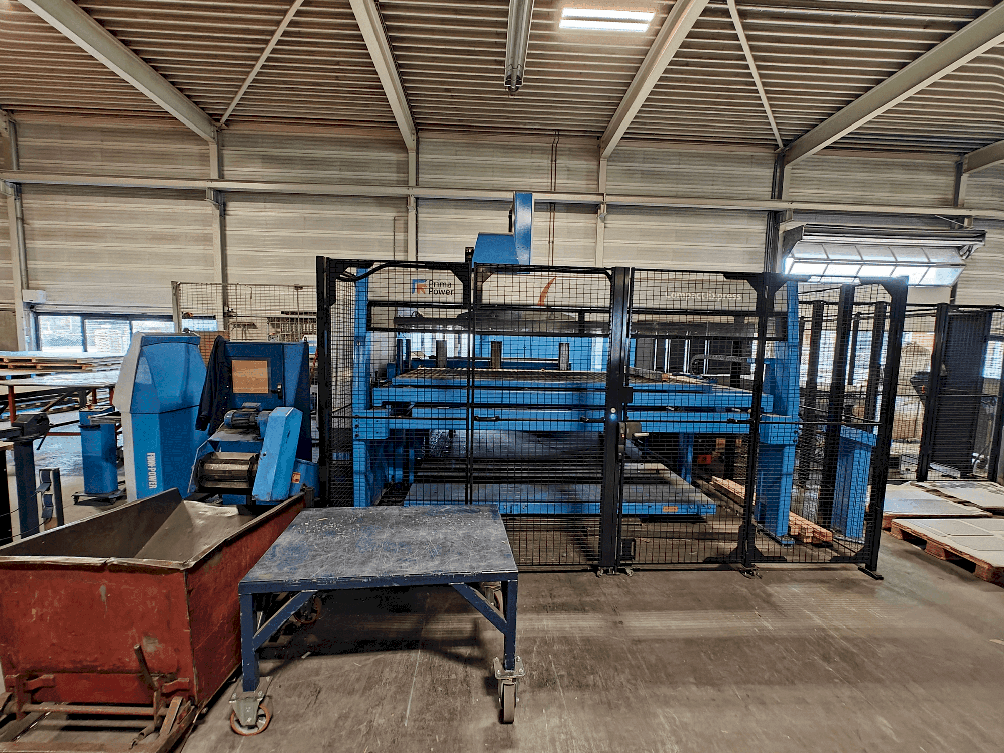 Čelní pohled  na Finn-Power C6 + Compact Express  stroj