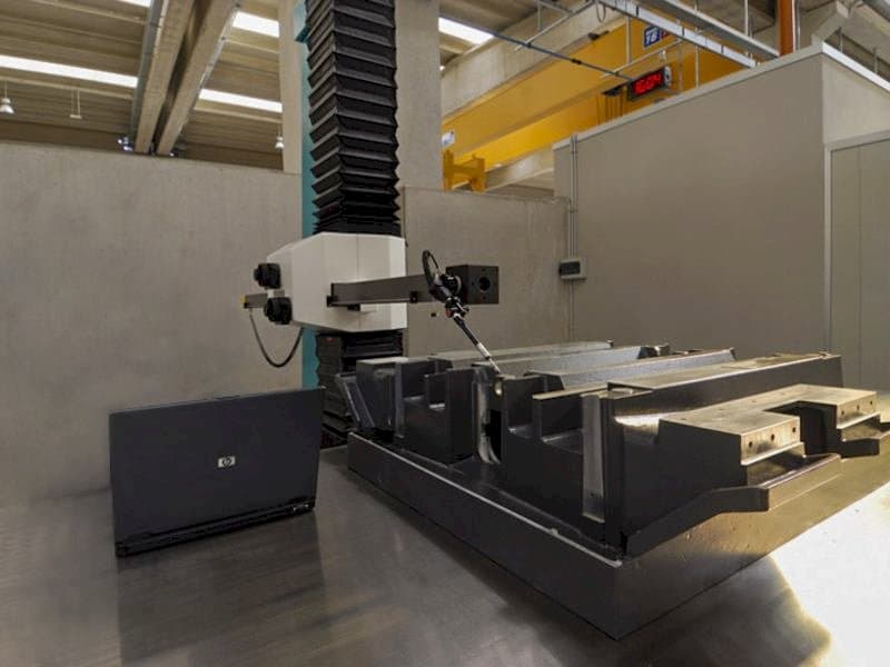 Čelní pohled na Hexagon Metrology Poli Globo stroj
