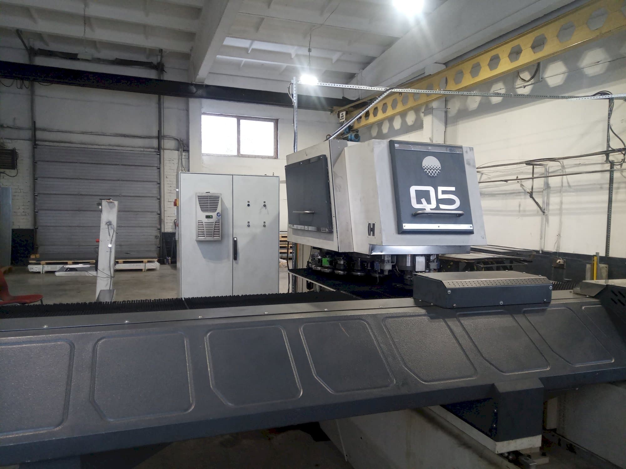 Čelní pohled  na HACO Q5 – 3030 – 20 I  stroj