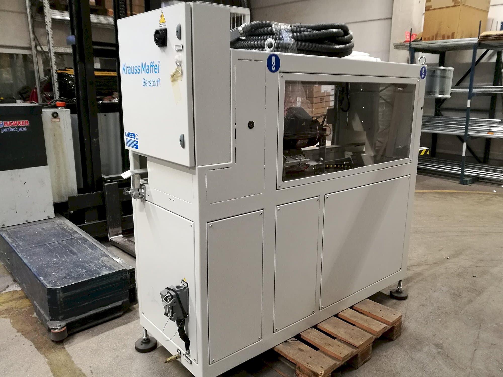 Levý pohled na Krauss Maffei TL 63 stroj