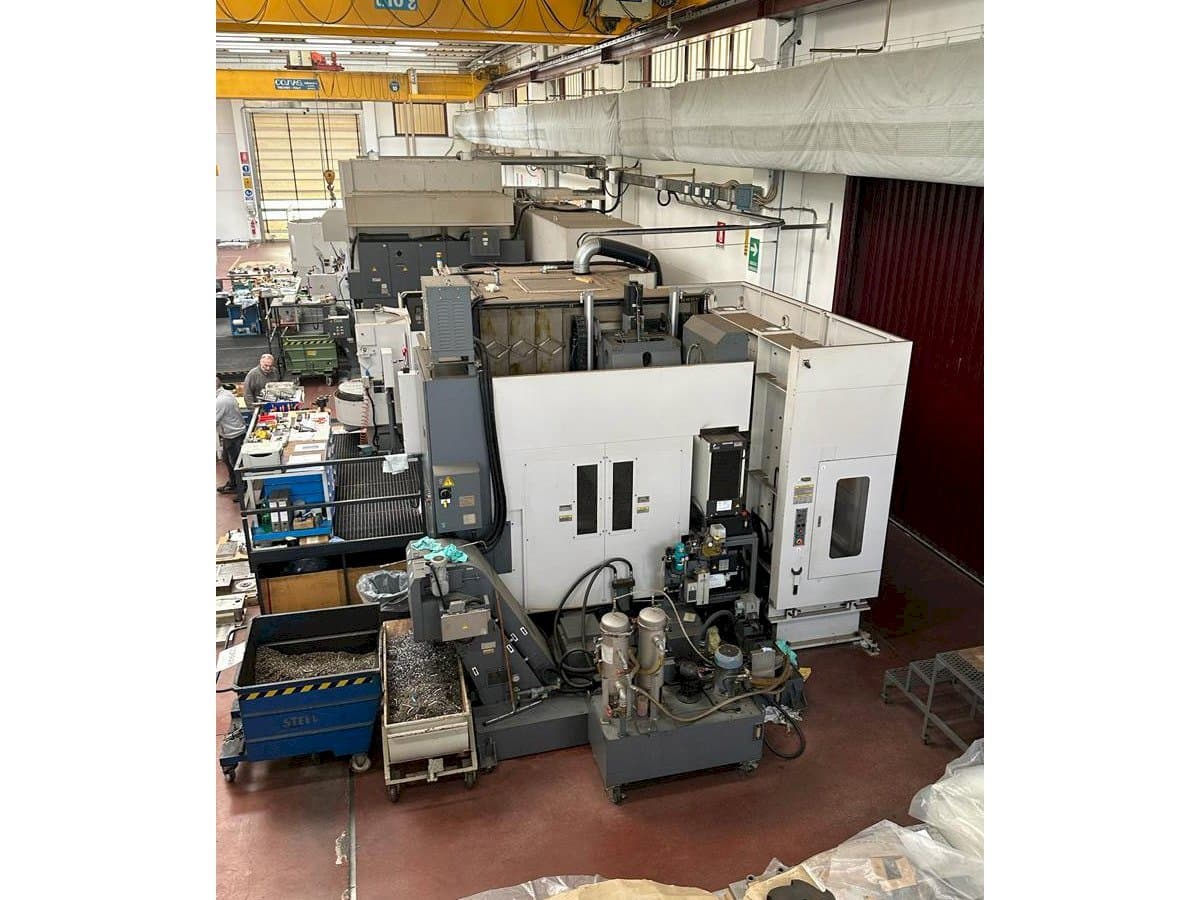 Čelní pohled na Okuma MILLAC 800VH stroj