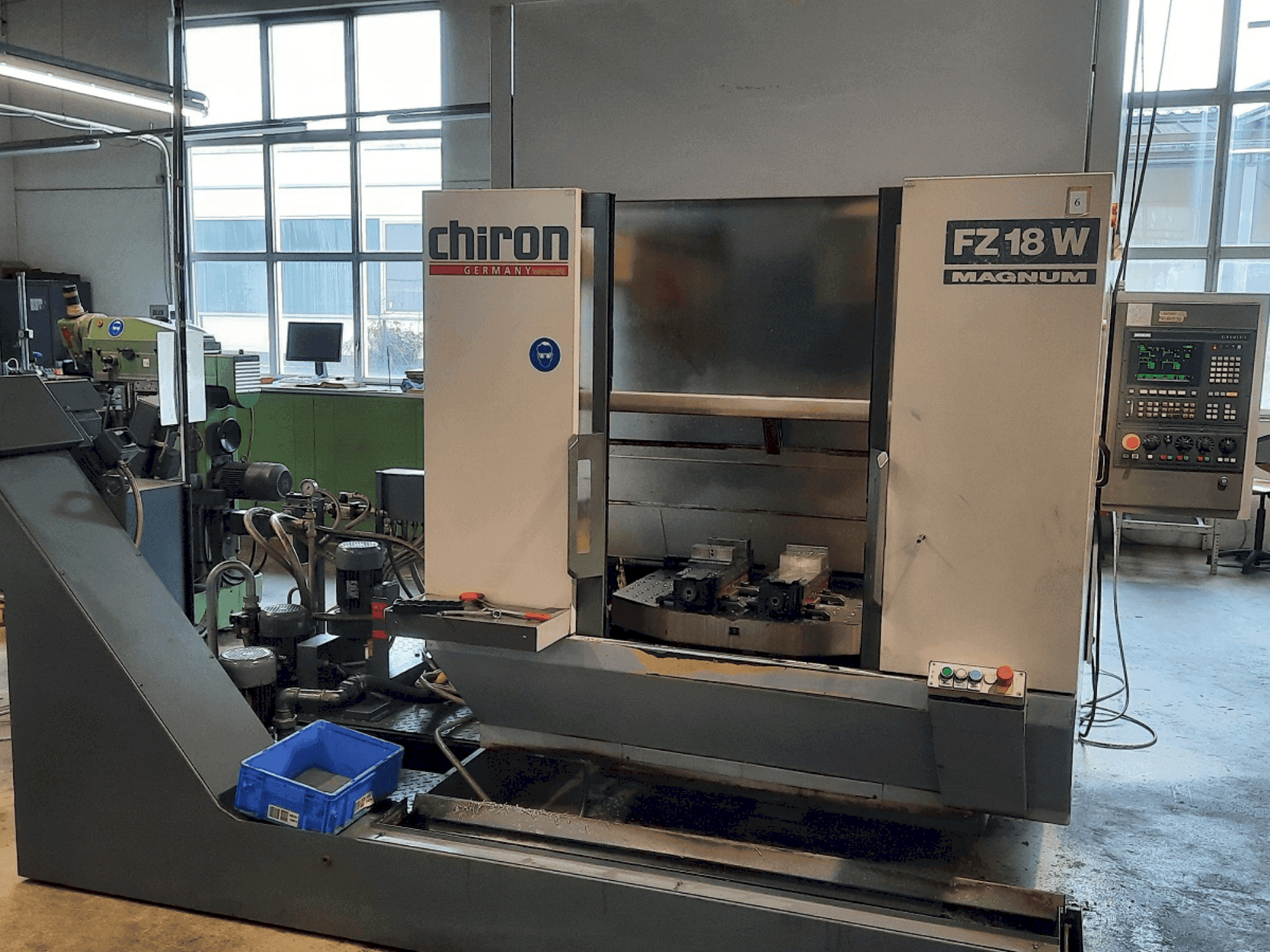 Čelní pohled na CHIRON FZ 18 W stroj