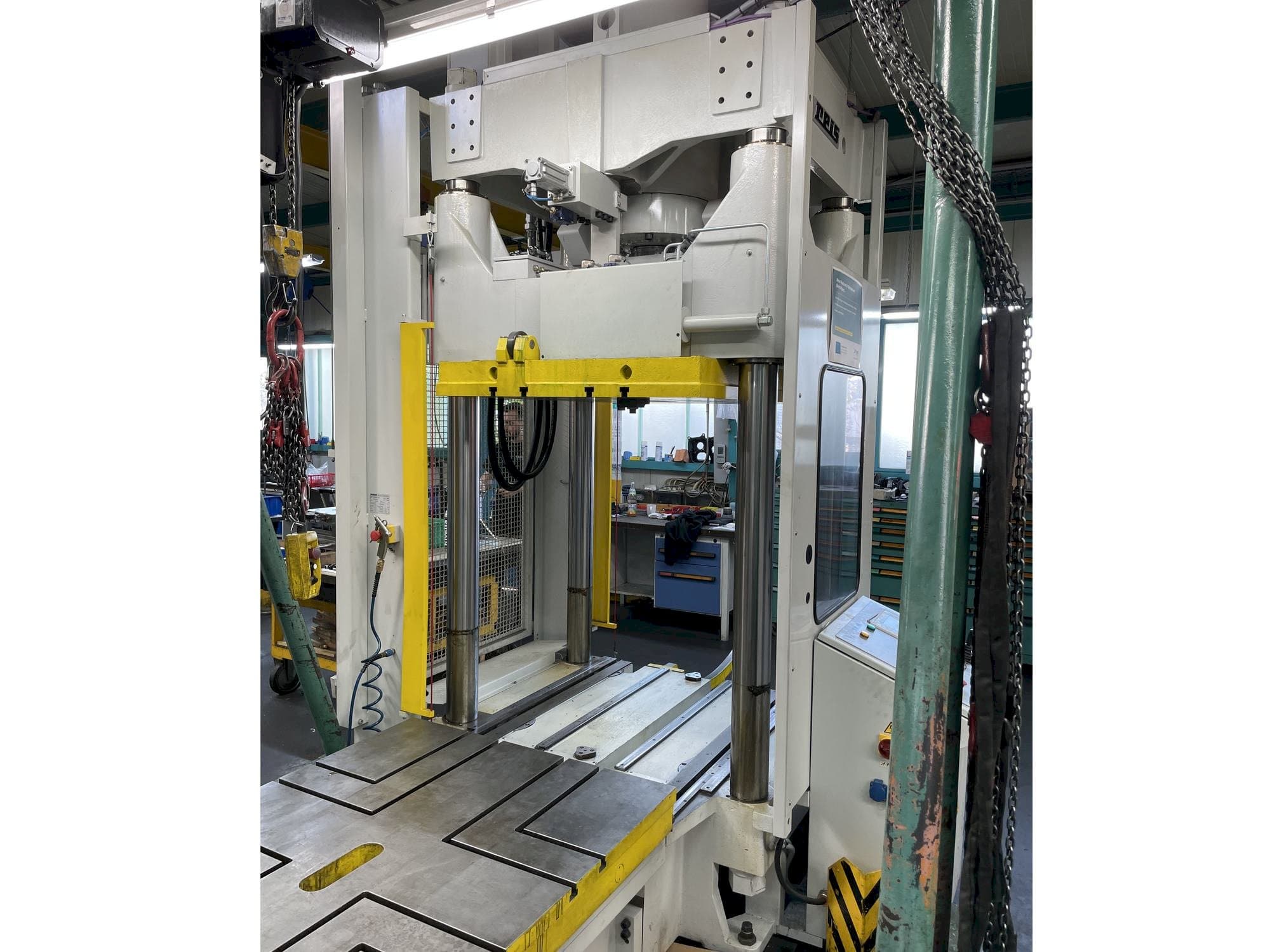 Čelní pohled na Reis TUS 100 stroj