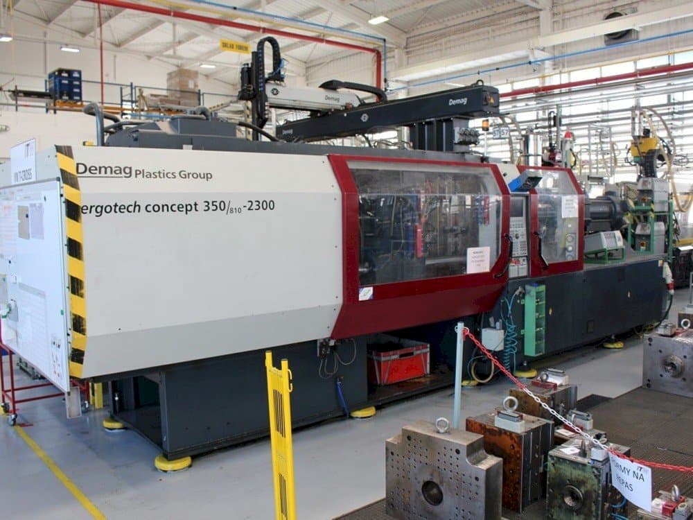 Levý boční pohled na DEMAG Ergotech 350/810-2300 stroj