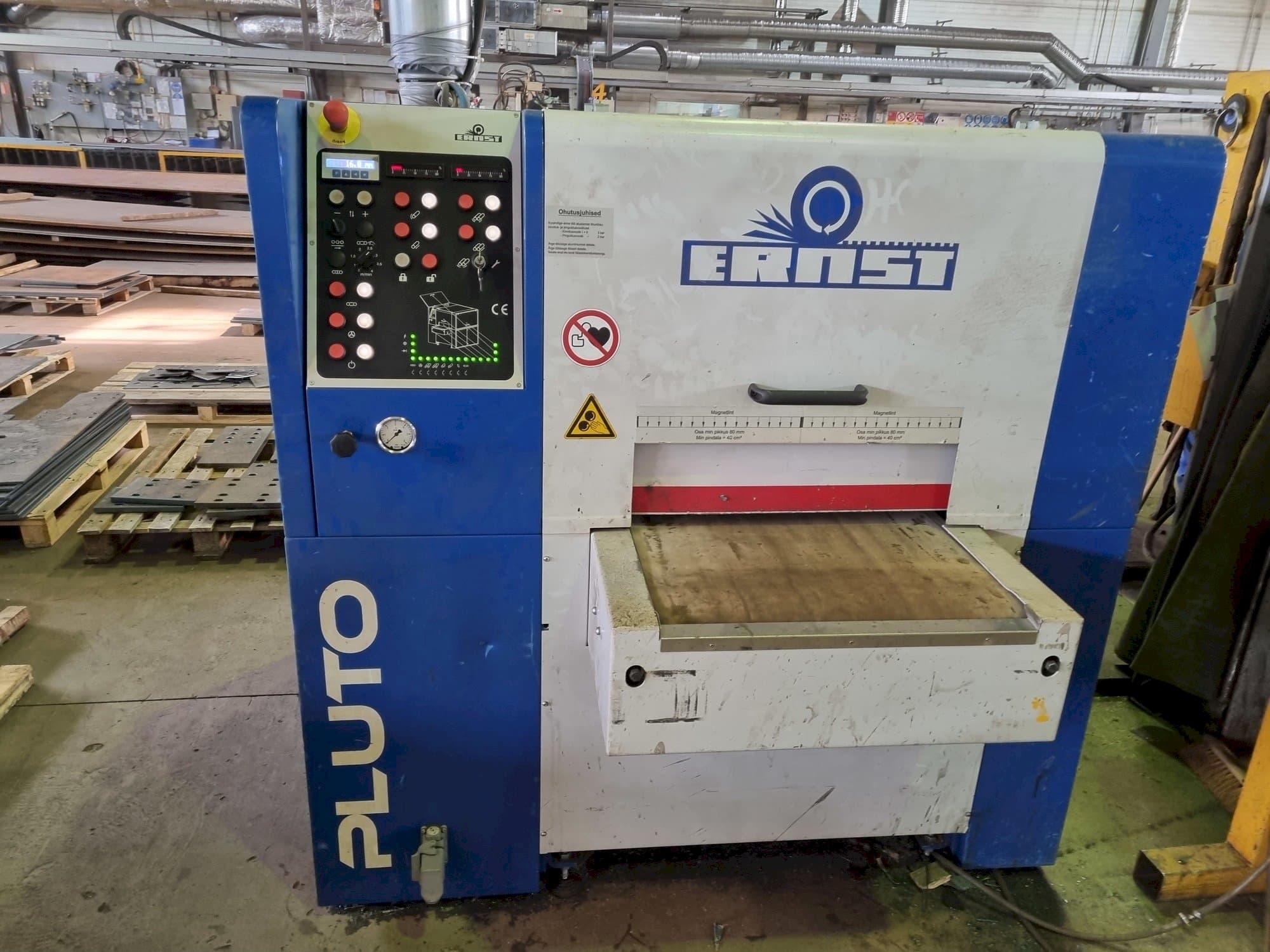 Čelní pohled  na ERNST PLUTO ELL 600  stroj