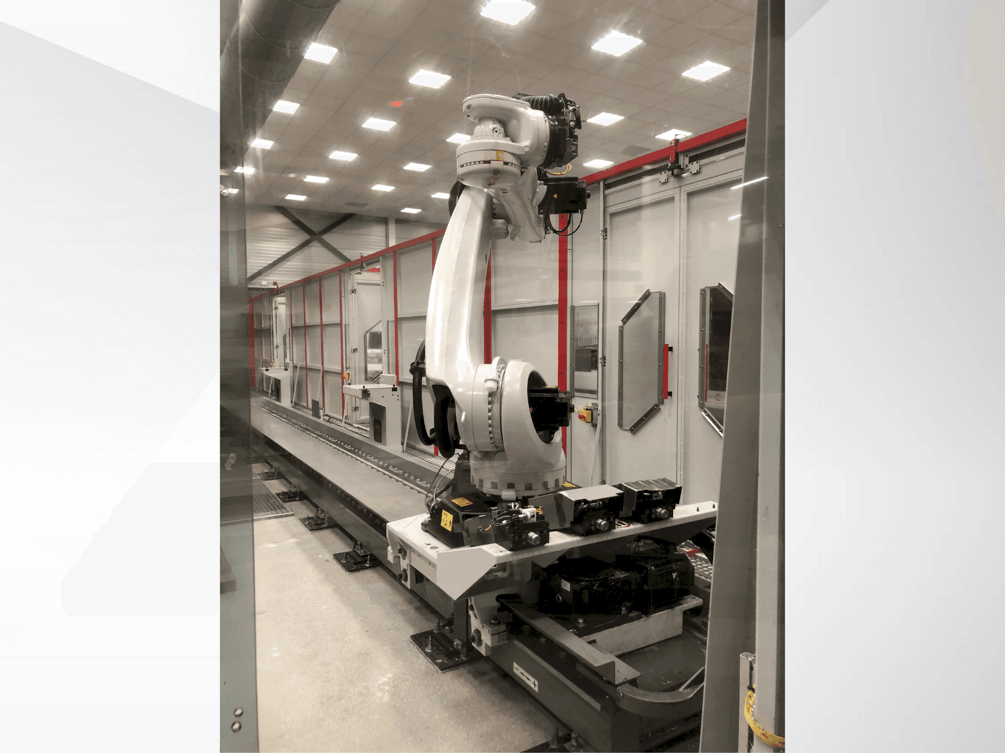 Čelní pohled  na HERMLE Cell  stroj