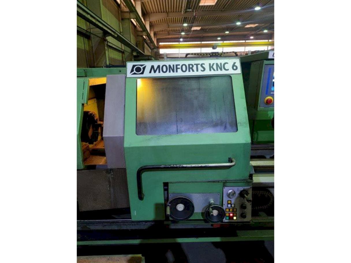 Čelní pohled na Monforts KNC6 x 2000 stroj