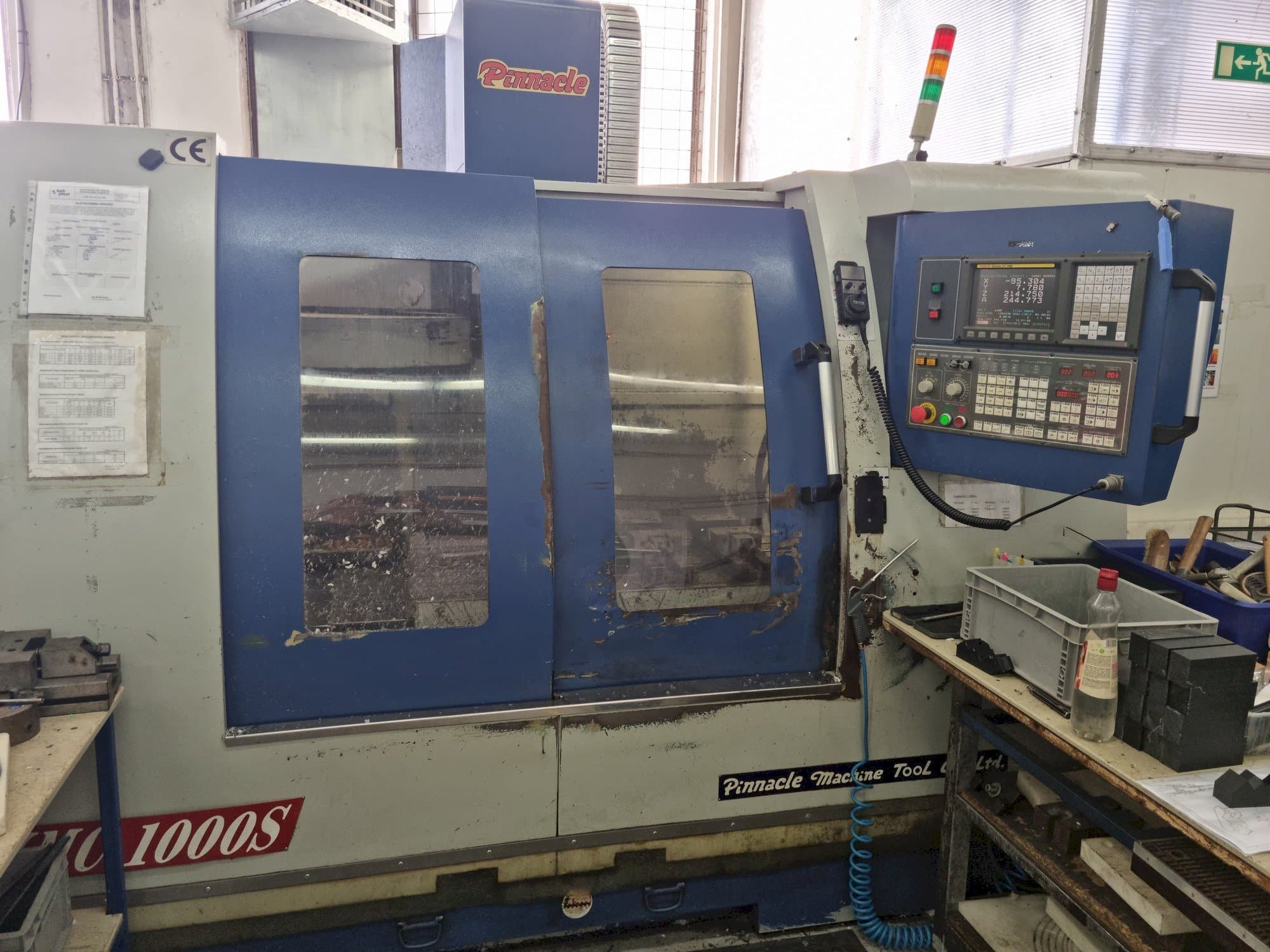 Čelní pohled na Pinnacle VMC1000S stroj