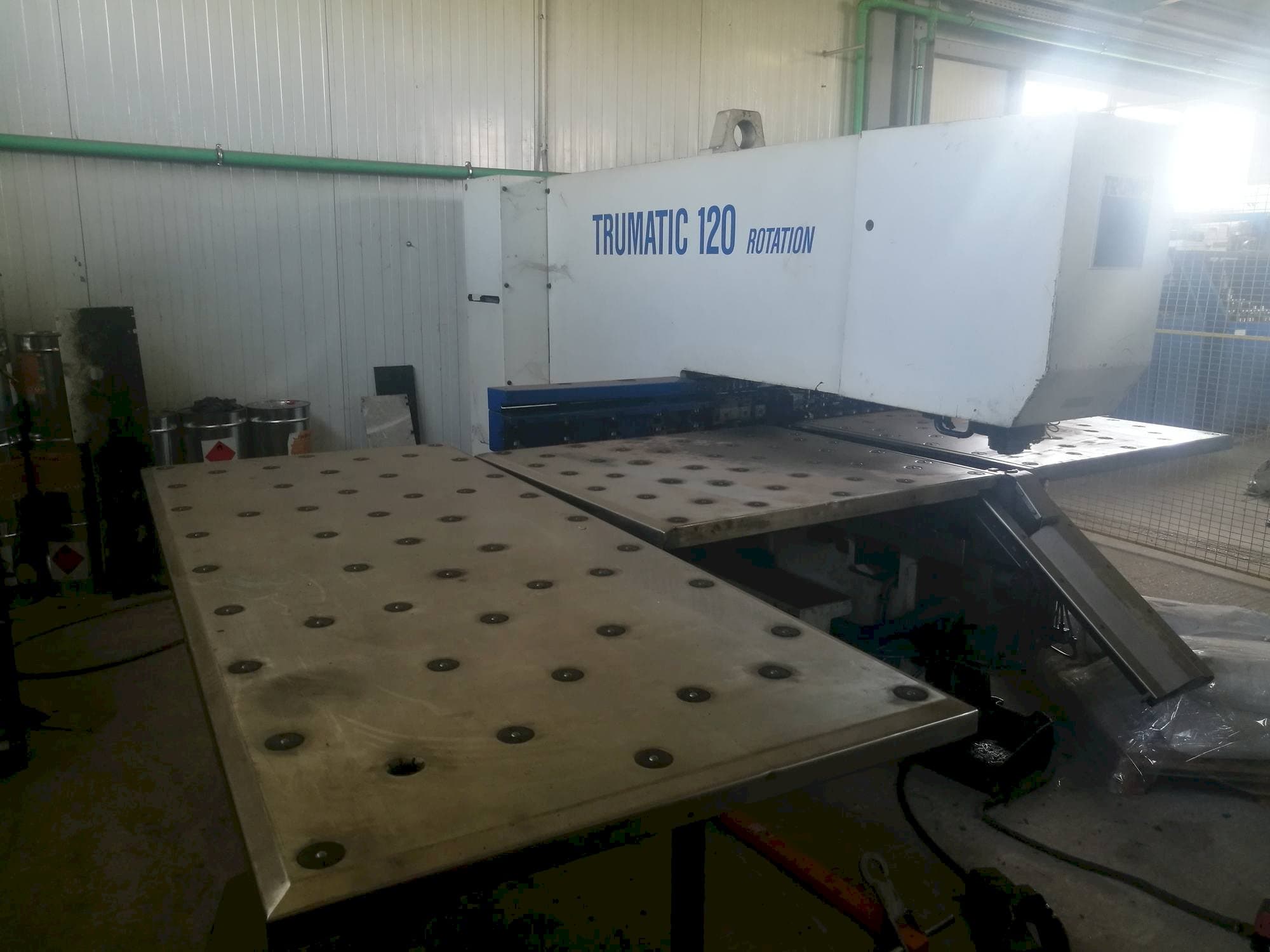 Čelní pohled na Trumpf Trumatic 120R stroj