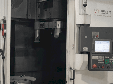 Čelní pohled na HWACHEON VT550R stroj