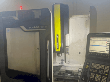 Čelní pohled na DMG MORI ecoMill 635V stroj