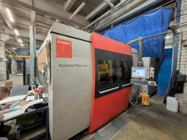Čelní pohled  na Bystronic Bysprint Fiber 3015 3kW  stroj