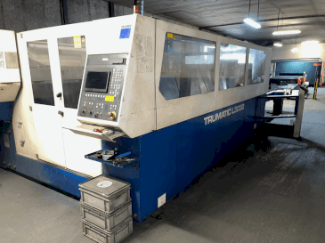 Čelní pohled na TRUMPF TRUMATIC L3030 stroj