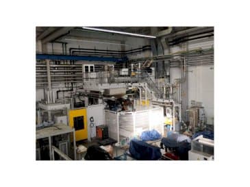Čelní pohled na EXTRAPLAST 140to stroj