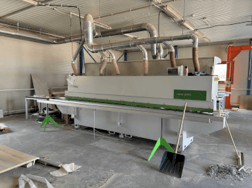 Čelní pohled na BIESSE Jade 240 stroj