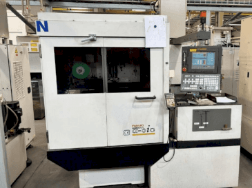 Čelní pohled na FANUC Robocut alpha-0iC stroj
